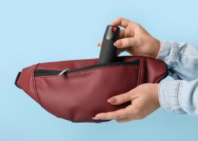 Tinere reținute pentru că aveau spray de autoapărare. Jandarmii, glume deplasate despre ele: Avem fete în dubă, mergem la mare