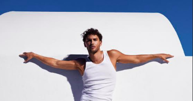 Calvin Klein dă startul verii cu Cooper Koch în elementele esențiale pentru vreme caldă  