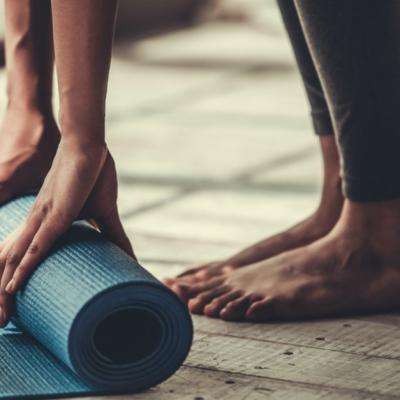 Cum te relaxezi inainte de culcare: tehnici yoga de calmare