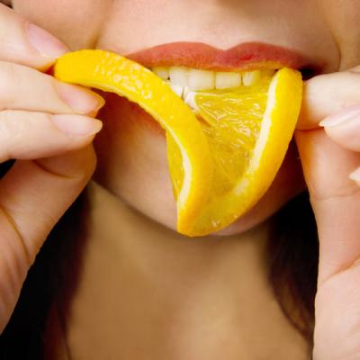 Solutii NATURALE pentru ALBIREA DINTILOR acasa