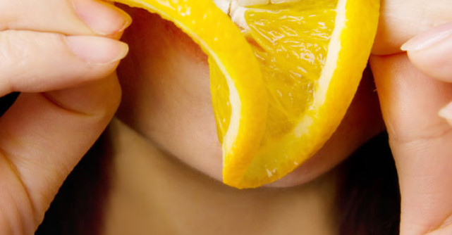 Solutii NATURALE pentru ALBIREA DINTILOR acasa