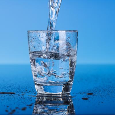 Caldura mare, mon cher! Ce apa sa bem? Apa de la robinet sau apa imbuteliata?