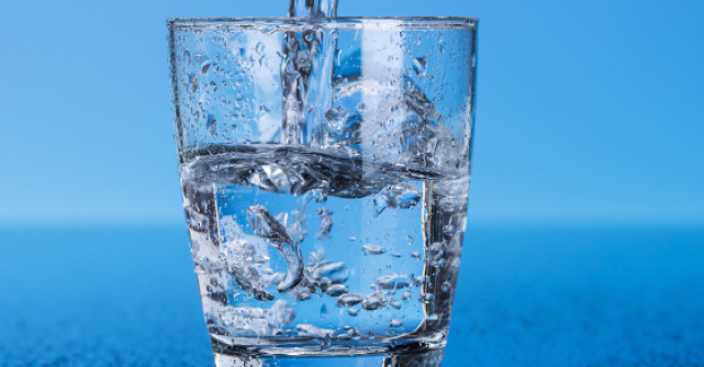 Caldura mare, mon cher! Ce apa sa bem? Apa de la robinet sau apa imbuteliata?