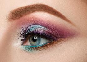 Primavara in culori puternice: 3 farduri de pleoape care iti vor scoate ochii in evidenta