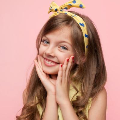 Prințese în prima zi de școală: 8 bentițe de păr pentru fetițe