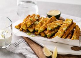 Dovlecei crocanți la cuptor sau air fryer: rețeta virală de sezon, rapidă și ușoară