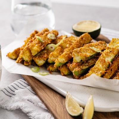 Dovlecei crocanți la cuptor sau air fryer: rețeta virală de sezon, rapidă și ușoară