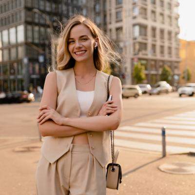 Vesta din in în 5 ținute estivale foarte fashion: cum o porți elegant, casual, office și în vacanță