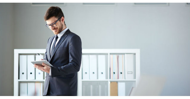 Sotul ii trimite un mesaj sotiei sale pentru a ii spune ca ajunge acasa tarziu. Ce face femeia? GENIAL