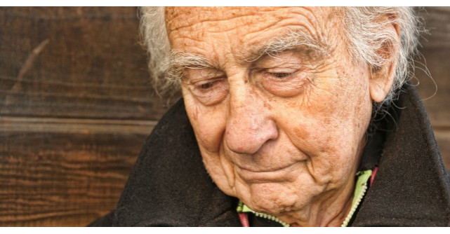 Inainte sa moara, sotia lui i-a lasat acest biletel. Iti vor da lacrimile