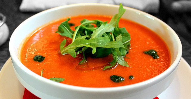 Supa gazpacho cu menta si capsune, o reteta racoritoare de vara