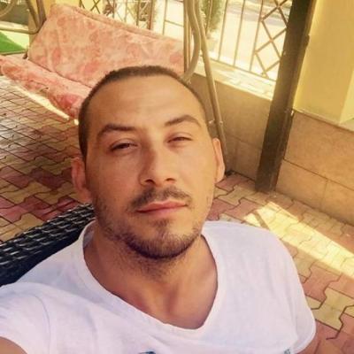 Ștefan Stan a avut o copliărie traumatizantă. Tatăl artistului îl bătea atât pe el, cât și pe mama lui, iar durerea este vie