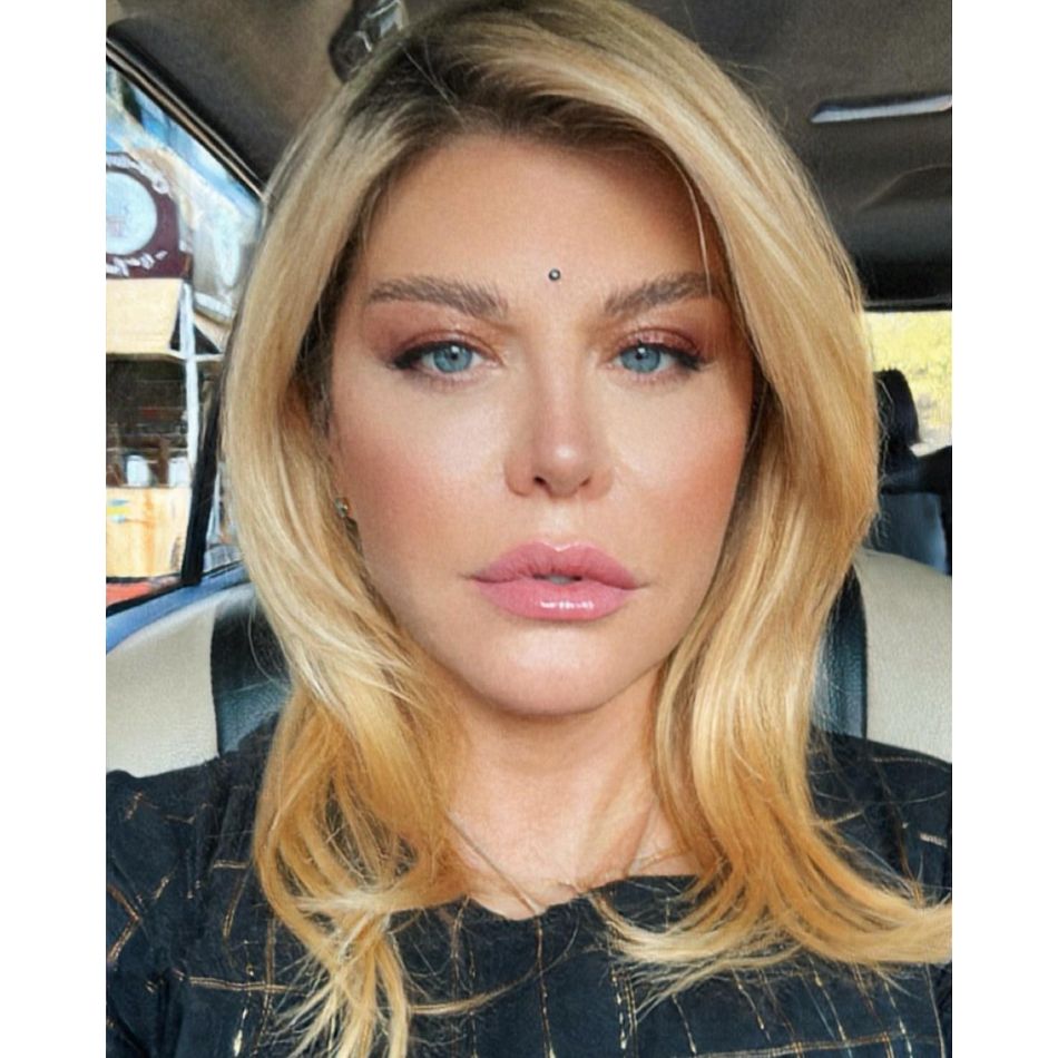 Loredana, ținută de infarct la malul mării! Bărbații au aruncat cu bani, însă internauții au criticat-o dur