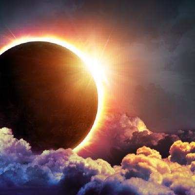 30 Aprilie, cea mai importantă zi a primăverii. Luna Neagră și Eclipsa de Soare ne transformă viețile. 