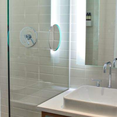 Câteva schimbări esențiale pentru a face o baie să pară mai mare