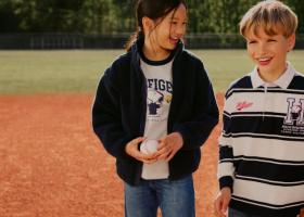 TOMMY HILFIGER COLABOREAZĂ CU PEANUTS PENTRU A ADUCE FARMECUL STILULUI VARSITY ÎN ARTICOLELE PREFERATE PENTRU BACK TO SCHOOL