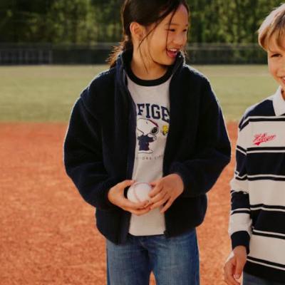 TOMMY HILFIGER COLABOREAZĂ CU PEANUTS PENTRU A ADUCE FARMECUL STILULUI VARSITY ÎN ARTICOLELE PREFERATE PENTRU BACK TO SCHOOL