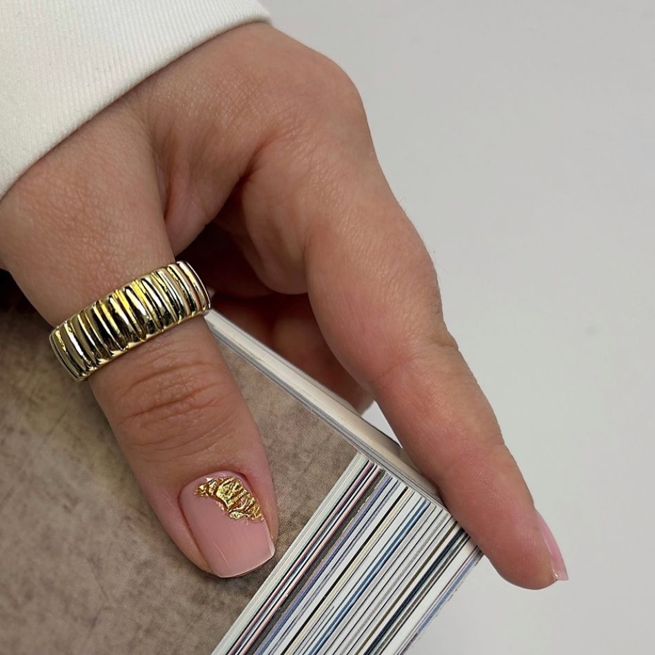 Nail trend alert 2026: Revenirea spectaculoasă a unghiilor pătrate