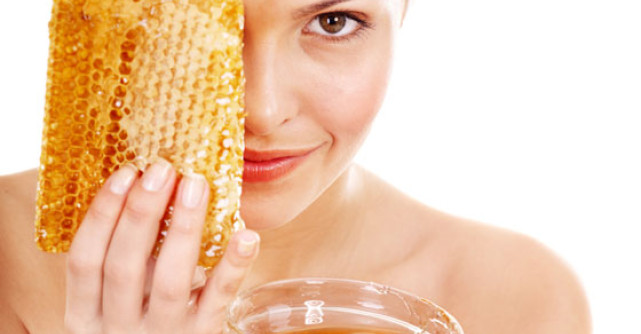 Retete HOMEMADE extraordinare: 3 Masti cu MIERE revitalizante pentru TEN