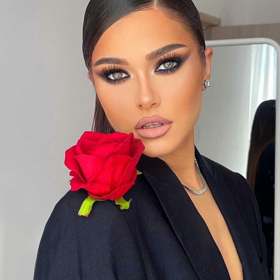 Theo Rose, prima vacanță cu micuțul Sasha! Cum s-a pozat artista în costum de baie, la o lună după ce a născut?