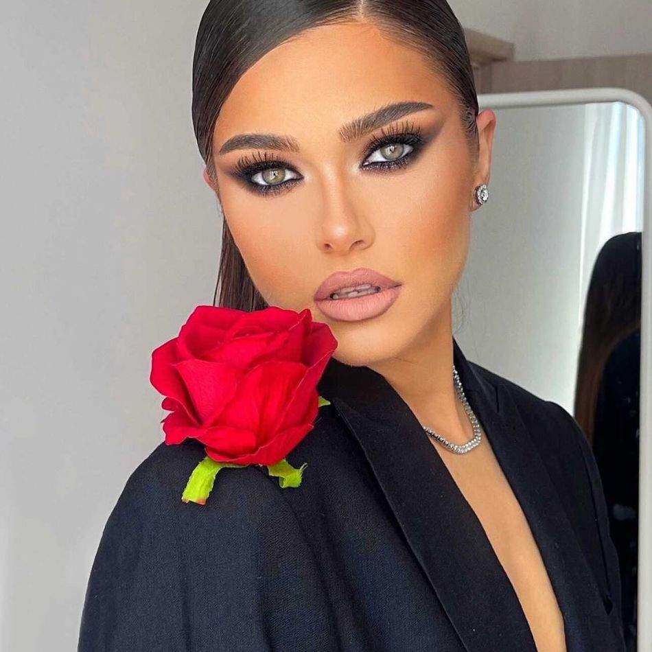 Theo Rose, prima vacanță cu micuțul Sasha! Cum s-a pozat artista în costum de baie, la o lună după ce a născut?
