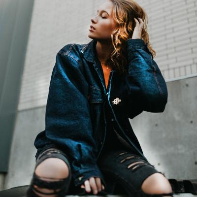 Geaca de blugi lungă este piesă cheie în ținutele anului