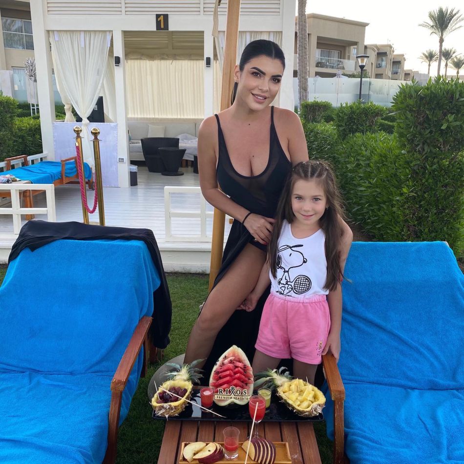 Motivul pentru care Andreea Tonciu a ales să o retragă de la școala de stat pe fiica sa: Nu vreau să se ia nimeni de ea