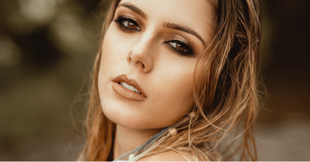 Tutorial Smoky eyes cu nuanțe de maro pas cu pas: machiajul must-have al toamnei