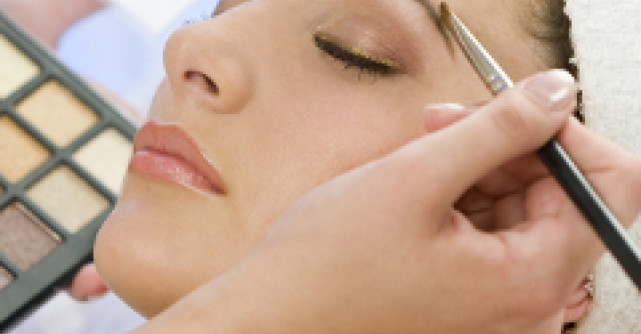 Foto: Chiar si printesele folosesc extensii... pentru sprancene