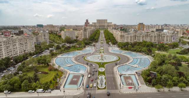FOTO: Castelul uitat din centrul Bucureștiului, de 4,5 milioane de euro, care pare desprins dintr-un film de groază