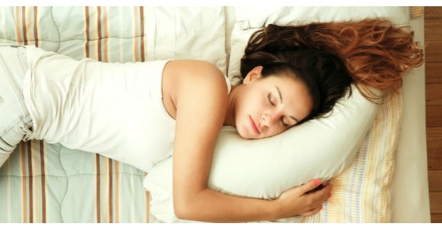 Nu mai dormi pe partea dreapta! Uite de ce trebuie sa dormi pe partea stanga