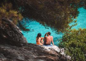 Vacanța în doi în Grecia: ce destinații funcționează pentru cupluri și ce să nu ratați