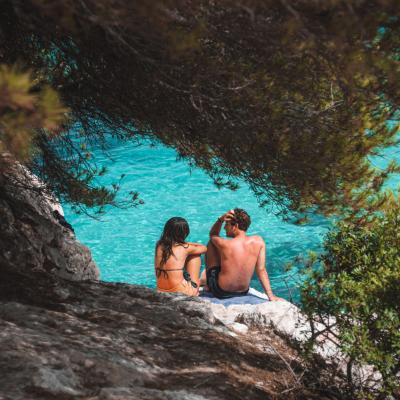 Vacanța în doi în Grecia: ce destinații funcționează pentru cupluri și ce să nu ratați