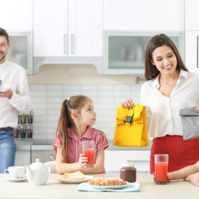 Studiu: Pregătirea copiilor pentru școală este echivalentă cu o zi de muncă în plus