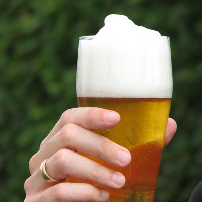 STUDIU: Consumul moderat de bere poate ameliora simptomele asociate perioadei post-menopauza