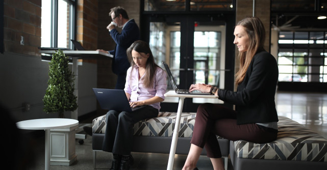 Cât de fericiți sunt românii la locul de muncă? 7/10 și doar 1 din 3 ar recomanda locul de muncă altor persoane