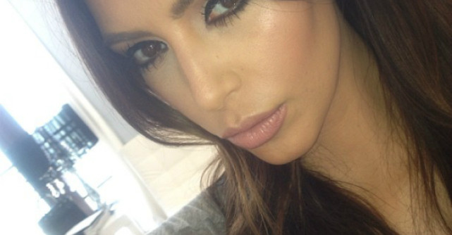 Cat te schimba machiajul: Kim Kardashian, inainte si dupa sedinta de machiaj