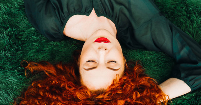 Rujuri mate colorate in functie de culoarea ochilor: ce nuante alegi pentru buzele tale