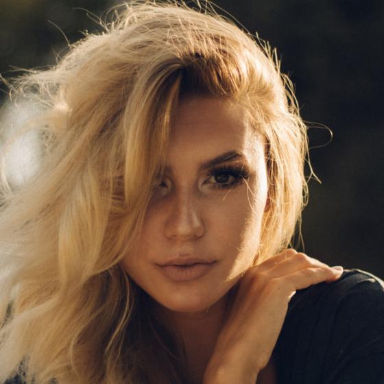 Cum îngrijești părul tapat fără să îl degradezi: retrăiește moda anilor 80!