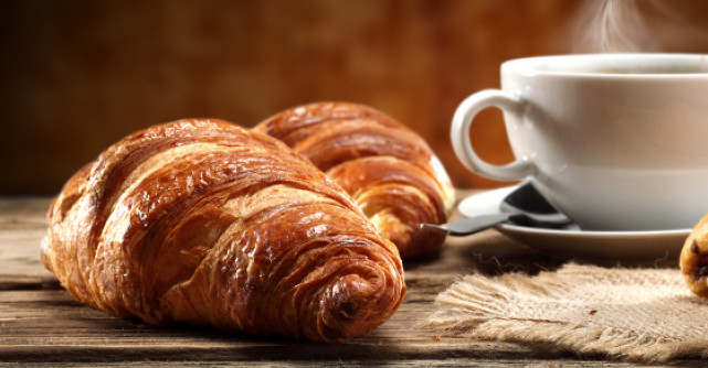 Croissantul cu unt, deliciul frantuzesc pentru care merita sa te trezesti dimineata