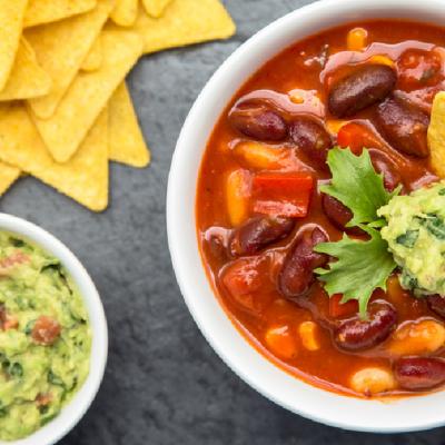 Chili vegan cu fasole, linte si quinoa, reteta perfecta pentru zilele reci de toamna