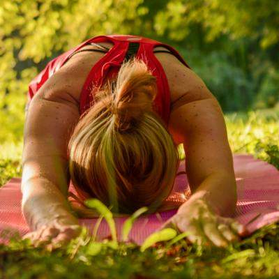 5 sesiuni scurte de stretching pe care sa le faci acasa, dupa ce inchizi laptopul