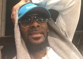 Artistul R. Kelly a fost condamnat la 30 de ani de închisoare. Cum au apărat avocații cântărețului faptele de agresiune sexuală?