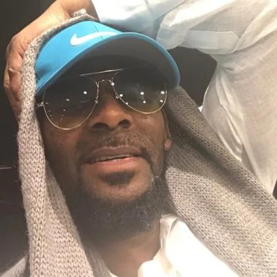 Artistul R. Kelly a fost condamnat la 30 de ani de închisoare. Cum au apărat avocații cântărețului faptele de agresiune sexuală?