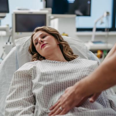 Femeie în moarte cerebrală menținută pe suport vital pentru a duce sarcina la termen, din cauza legii anti-avort din Georgia