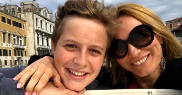 Ce nu face Andreea Esca pentru fiul ei? Aris primește în Barcelona salată de vinete de la mama sa
