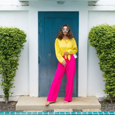 Trend Alert: Pantalonii în culori vibrante, vedetele modei în a doua jumătate a anului 2024