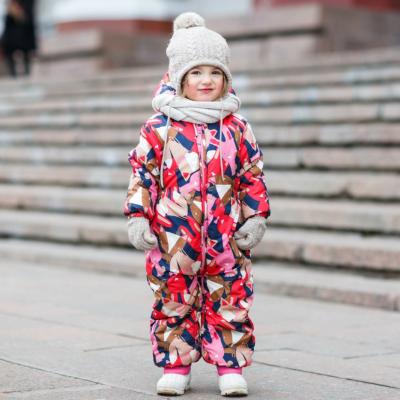 4 salopete de iarnă pentru copii: costume de ski potrivite pentru cei mici