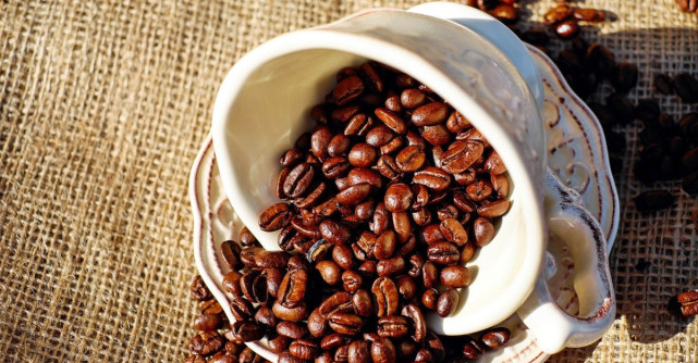 5 tratamente naturale cu cafea pentru ten perfect și păr strălucitor