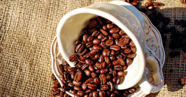 5 tratamente naturale cu cafea pentru ten perfect și păr strălucitor